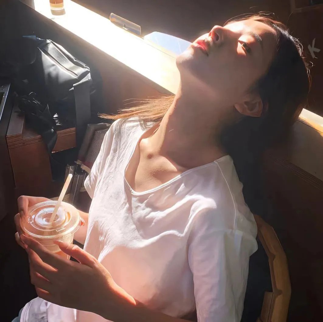 热裤荡女